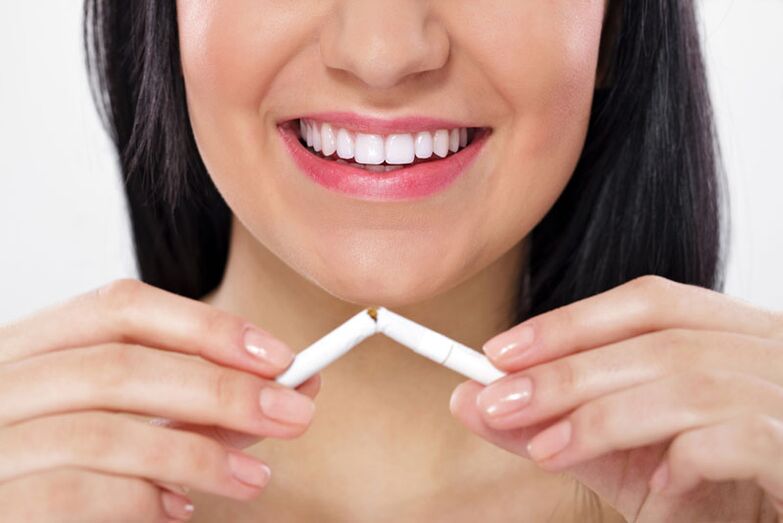 Meitene salauza cigareti