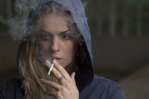 Smēķējoša meitene