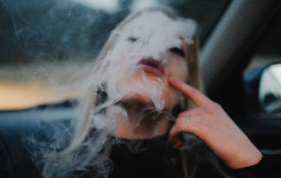 Smēķējoša meitene